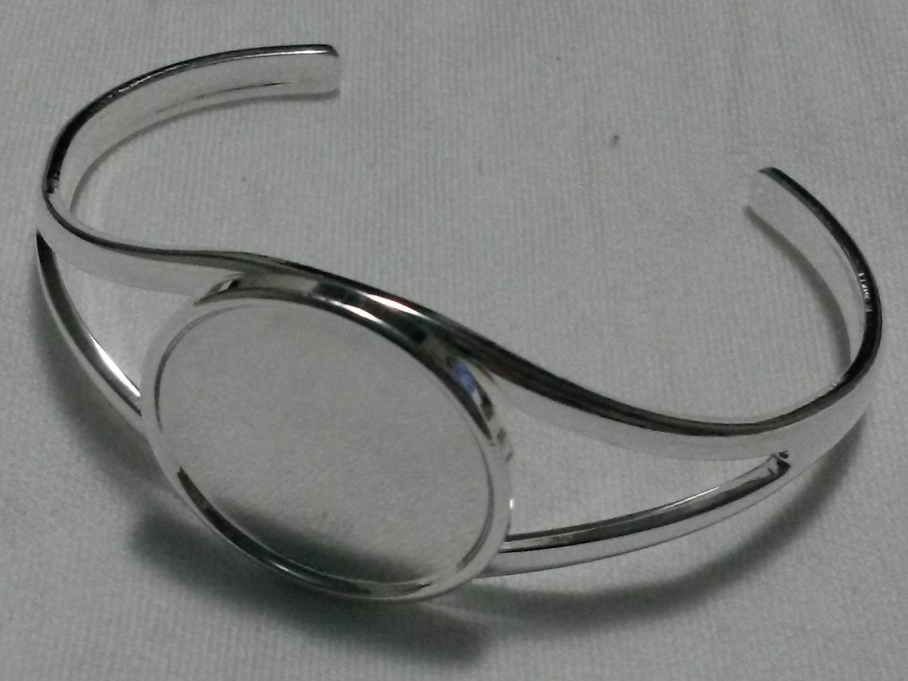 Silver Plated Bracelet with 1 in. Round Finding Silver Plated Bracelet with 1 in. Round Finding