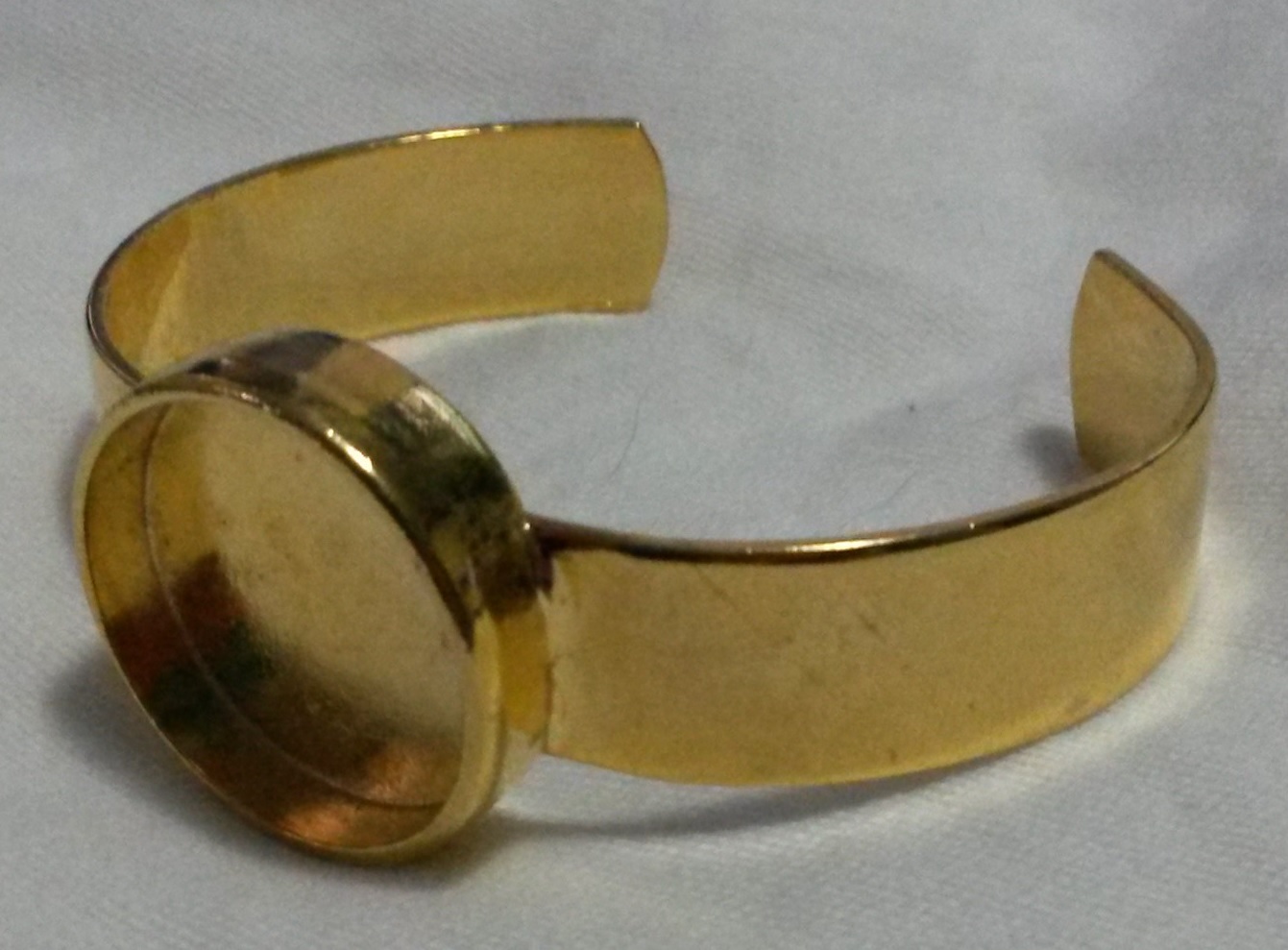 Gold Plated Bracelet with Deep 1in finding Gold Plated Bracelet with Deep 1in finding
